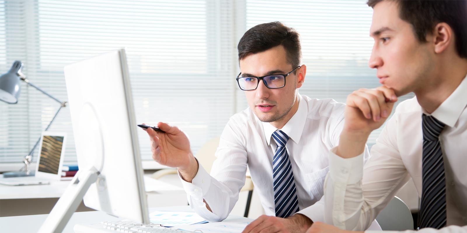 Бизнес леди в интернете. Менеджеры без интернета. Менеджеры без интернета. Менеджер по интернет-заказам. Парень с компом.